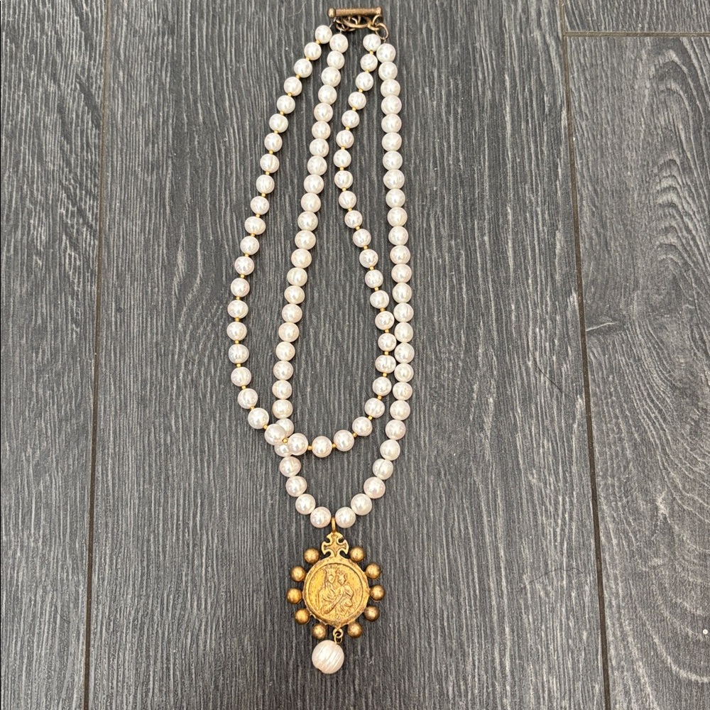 Elegant Gold and White Pearl Necklace - Picture 2 of 2